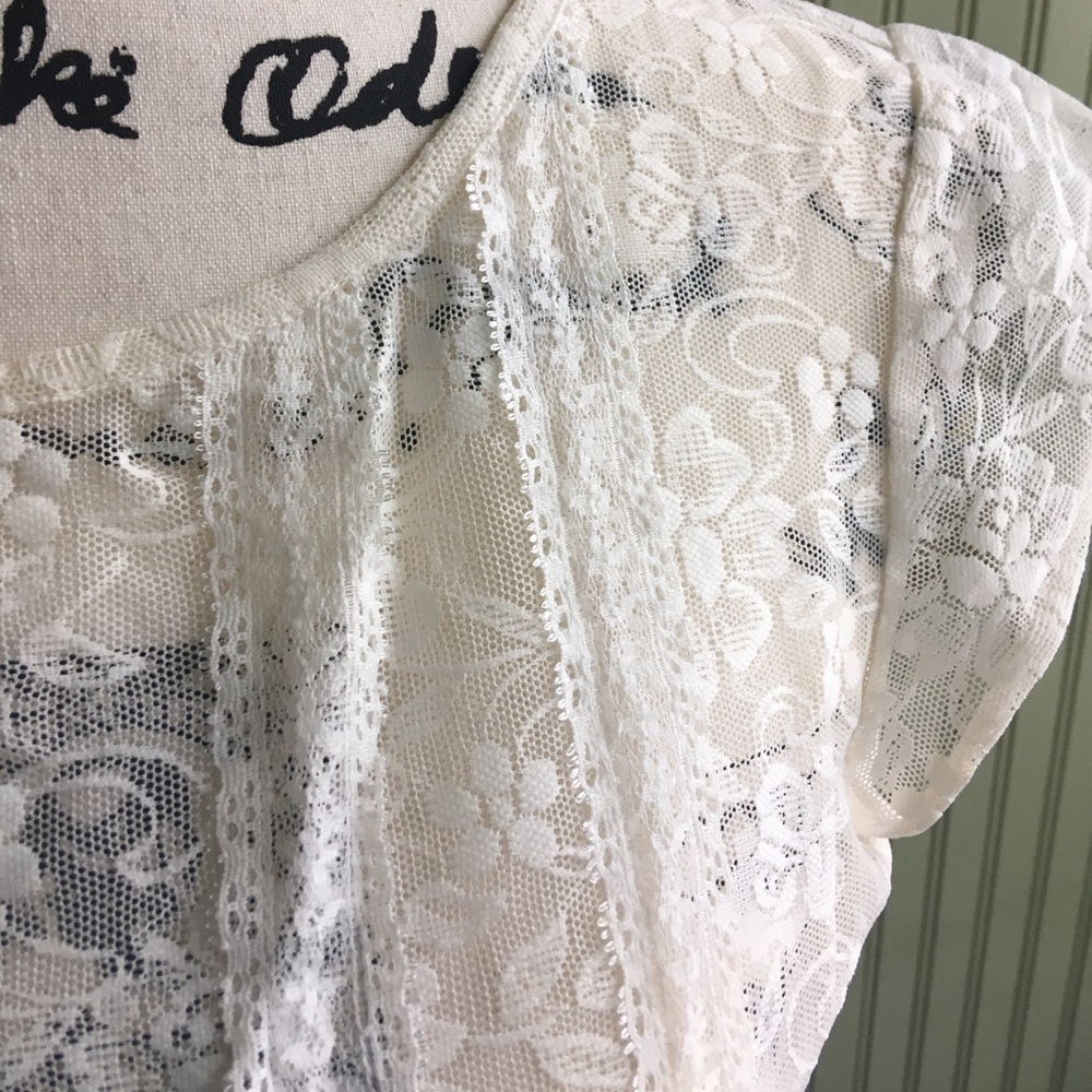 Adorable lace top - Picture 4 of 7